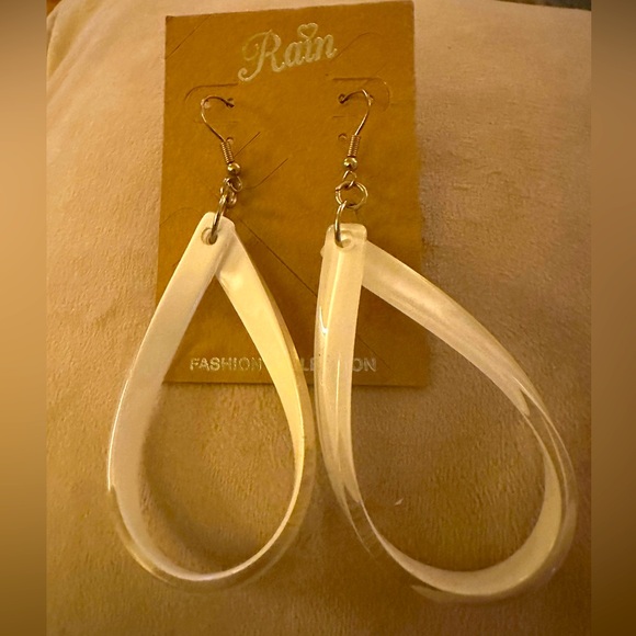 Rain Jewelry Acrylic Door Knocker Drop Disc Statement Earrings White Clear - Picture 4 of 5